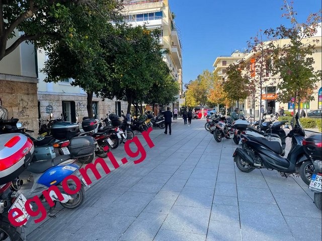 ΧΑΛΚΙΔΑ: Απέραντο πάρκινγκ για δίκυκλα η Κριεζώτου (VIDEO)