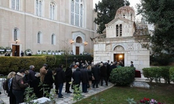 Κηδεία τέως βασιλιά Κωνσταντίνου: Πλήθος κόσμου στο παρεκκλήσι της Μητρόπολης