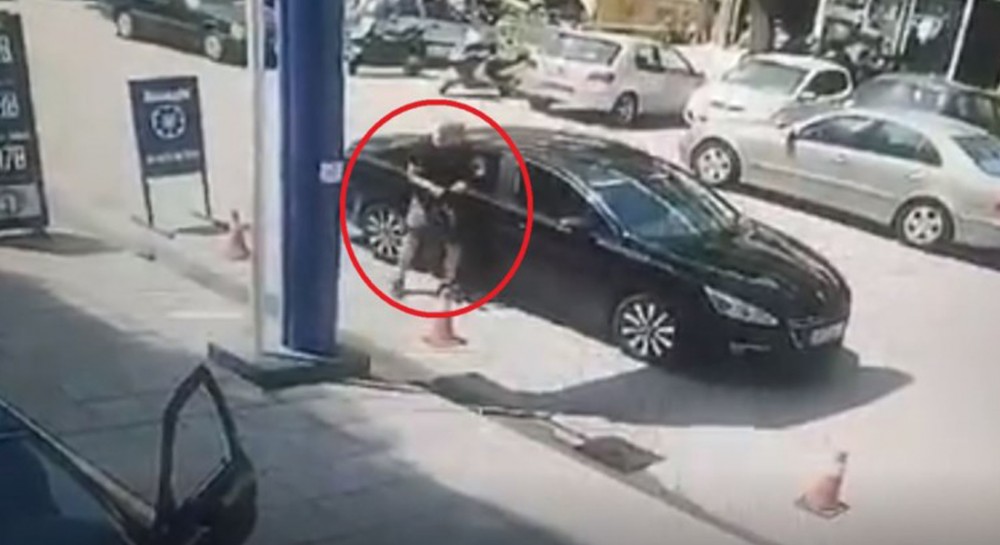 Εν ψυχρώ δολοφονία 50χρονου άνδρα έξω από βενζινάδικο - Ταυτοποιήθηκε ο δράστης (Video)