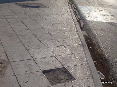Αυξάνονται οι ... παγίδες στα πεζοδρόμια