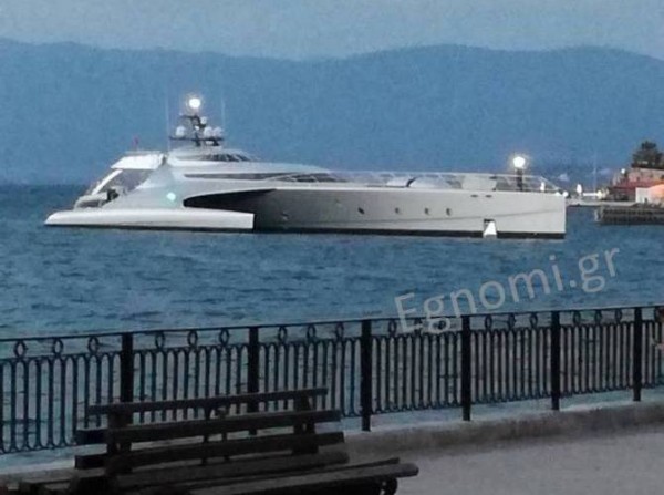 ΠΑΡΑΛΙΑ ΧΑΛΚΙΔΑΣ: Πέρασε και δεν ...ακούμπησε το εντυπωσιακό σκάφος