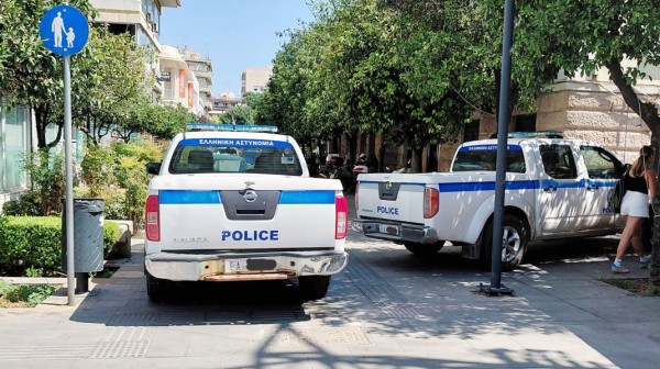 ΧΑΛΚΙΔΑ: Αστυνομικά οχήματα στον πεζόδρομο της Καραμουρτζούνη-  Το πρόβλημα παραμένει