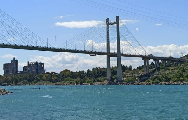 ΧΑΛΚΙΔΑ: Γυναίκα έκανε βουτιά στη θάλασσα από την Υψηλή Γέφυρα
