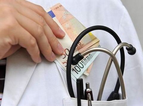 Χειροπέδες σε γυναικολόγο γιατί ζητούσε φακελάκι