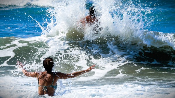 ΕΥΒΟΙΑ: Αστυνομικός έσωσε μητέρα και παιδί που παρέσυραν τα ρεύματα πάνω σε φουσκωτό κανό