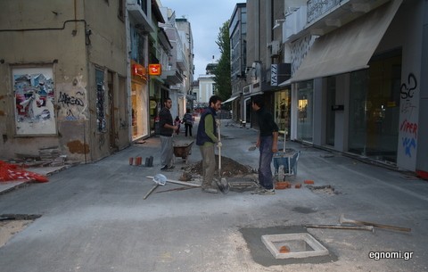 Τρέχουν να προλάβουν την έναρξη της εορταστικής περιόδου