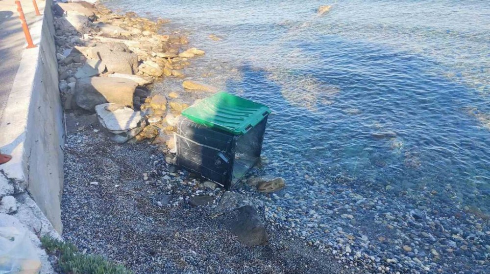 ΚΥΜΗ ΕΥΒΟΙΑΣ: Πέταξαν στη θάλασσα κάδο γεμάτο σκουπίδια στην πλαζ του Αγίου Γεωργίου