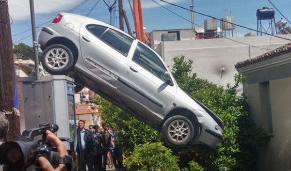 Αυτοκίνητο προσγειώθηκε στην αυλή σπιτιού!