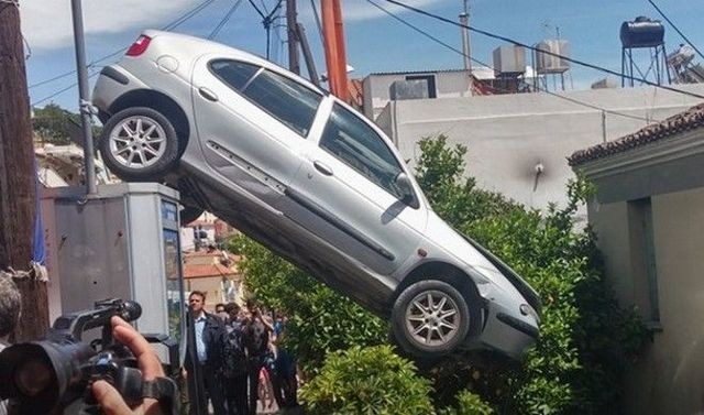 Αυτοκίνητο προσγειώθηκε στην αυλή σπιτιού!