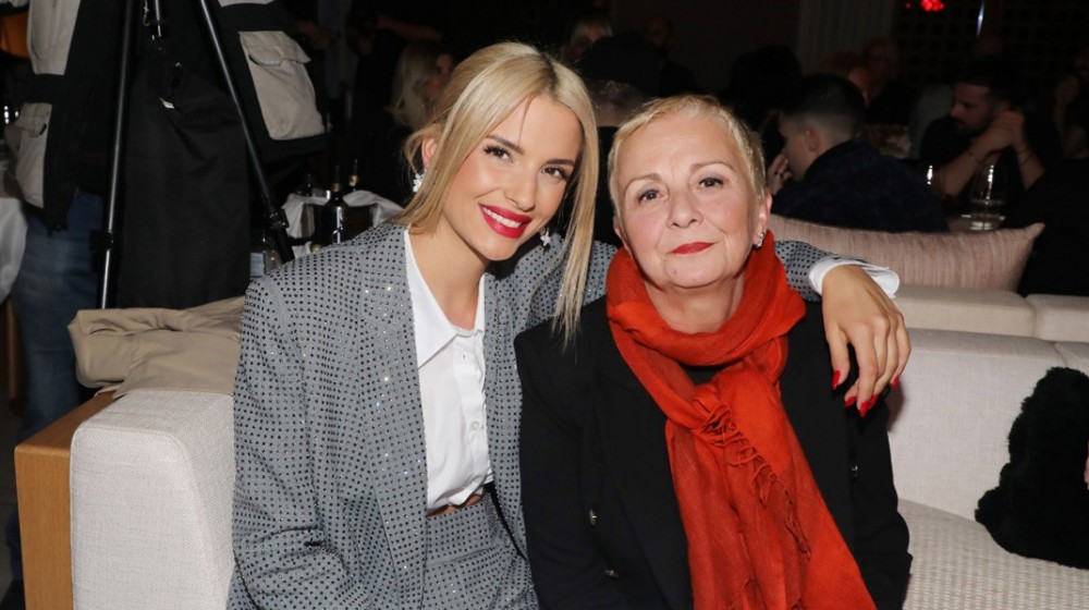 Κατερίνα Λιόλιου: Ποζάρει μαζί με την μητέρα της στην απονομή του πλατινένιου δίσκου της (VIDEO)