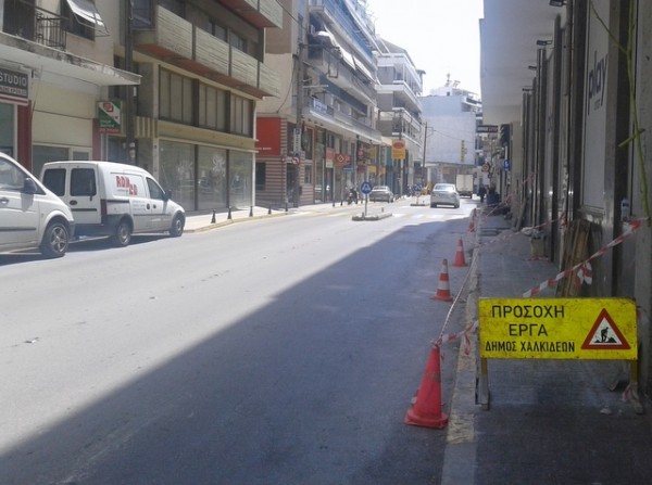 ΧΑΛΚΙΔΑ ΑΓΓΕΛΗ ΓΟΒΙΟΥ: Εργασίες στο πεζοδρόμιο διακόπτουν την κυκλοφορία