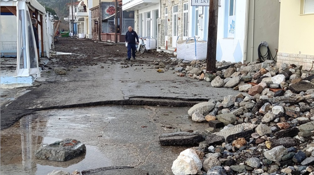 ΠΑΡΑΛΙΑ ΚΥΜΗΣ: Τα κύματα κατέστρεψαν δρόμους και περιουσίες (VIDEO)