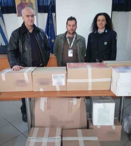 Τρόφιμα και ρούχα στο Χαμόγελο του Παιδιού από τους αστυνομικούς της Χαλκίδας