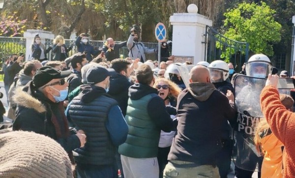 ΔΙΠΛΟ ΦΟΝΙΚΟ-ΜΑΚΡΙΝΙΤΣΑ: Συγκεντρωμένοι κάτοικοι προσπάθησαν να λιντσάρουν το φονιά (VIDEO)