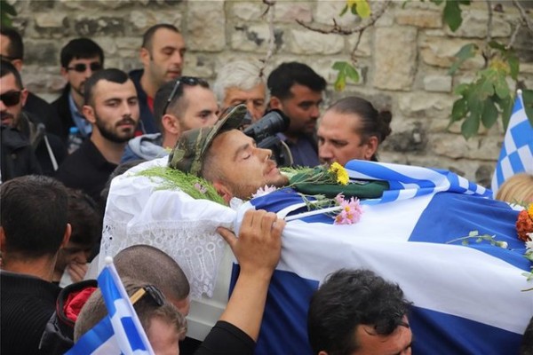 ΚΩΝΣΤΑΝΤΙΝΟΣ ΚΑΤΣΙΦΑΣ-ΚΗΔΕΙΑ: Κοσμοσυρροή στο τελευταίο αντίο στον 35χρονο Έλληνα (VIDEO)