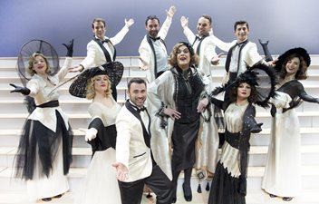 Οι έφεδροι αξιωματικοί πάνε θέατρο στην Αθήνα