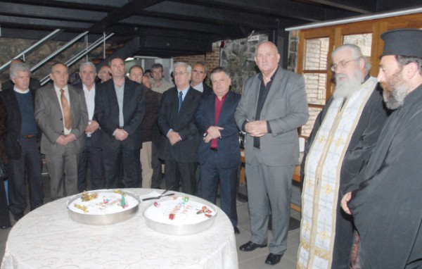 Δύο σπιτικές πίτες έκοψε ο Ψαρρός