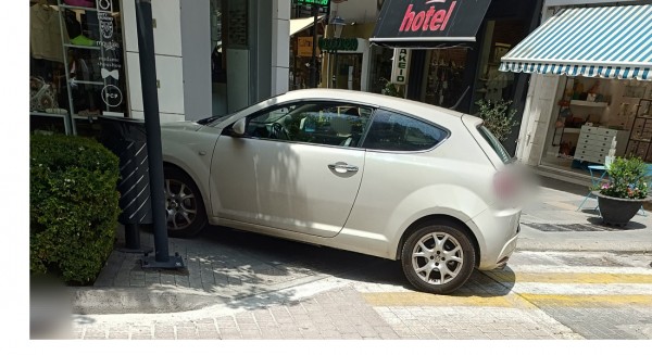 Αυτοκίνητο κόντεψε να μπει μέσα σε κατάστημα στο κέντρο της Χαλκίδας