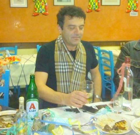 Ο Σταύρος Πετράκης με κασκόλ αλά Βαρουφάκη