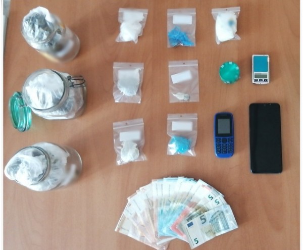 ΣΤΕΡΕΑ ΕΛΛΑΔΑ: Για καλλιέργεια και διακίνηση ναρκωτικών συνελήφθησαν ένας άντρας και μία ανήλικη