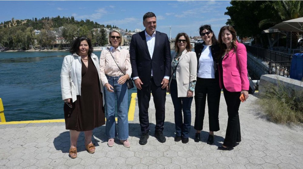 Πέντε κυρίες και o Κικίλιας στο λιμάνι της Χαλκίδας