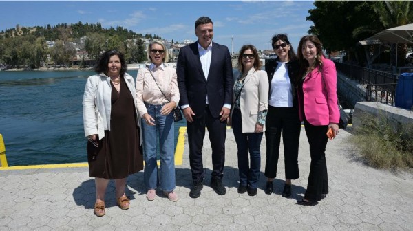 Πέντε κυρίες και o Κικίλιας στο λιμάνι της Χαλκίδας