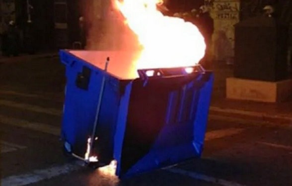 ΧΑΛΚΙΔΑ: Δύο ανήλικοι έβαλαν φωτιά σε τέσσερις κάδους απορριμμάτων το βράδυ της Παρασκευής