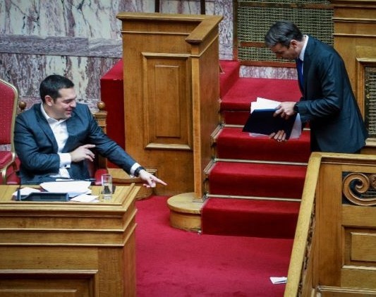 Απρόοπτο Τσίπρα - Μητσοτάκη στη βουλή: Κυριάκο κάτι σου έπεσε...