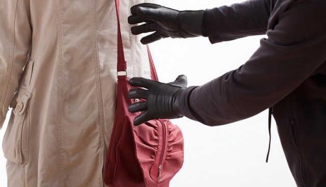 Άρπαξαν την τσάντα γυναίκας στη Χαλκίδα τέσσερις τσαντάκηδες