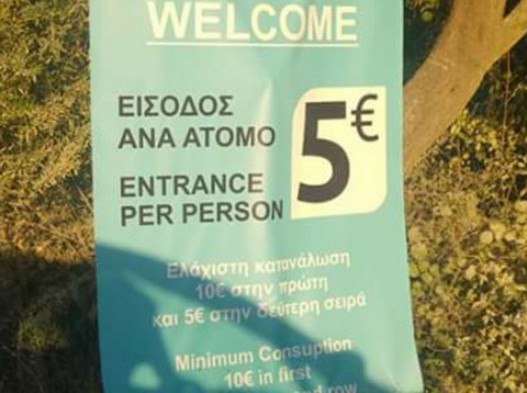 Προκαλεί η πινακίδα σε Beach Bar