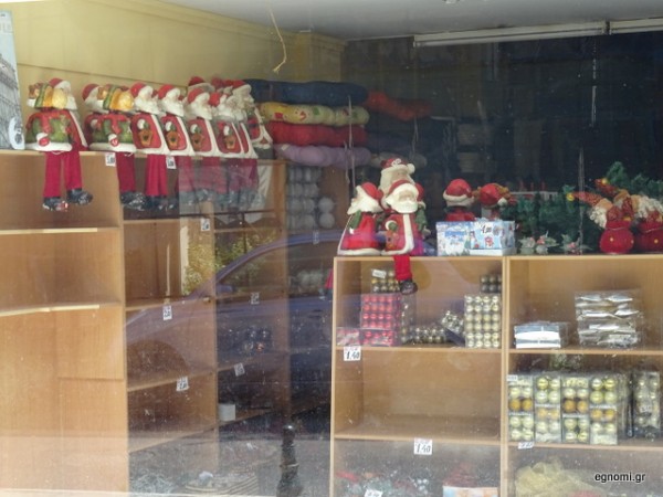 ΧΑΛΚΙΔΑ: Βιτρίνα καταστήματος ...θυμίζει τραγούδι της Δέσποινας Βανδή (VIDEO)