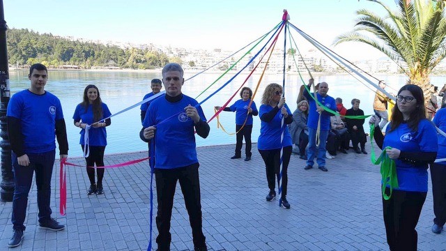 ΧΑΛΚΙΔΑ: Οι Πελοποννήσιοι της Εύβοιας έστησαν το δικό τους γαϊτανάκι στην παραλία