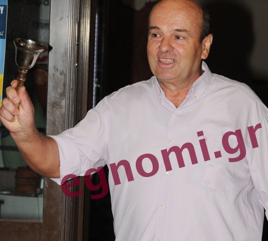 Ο Βαγγέλης χτυπάει ξανά το κουδούνι