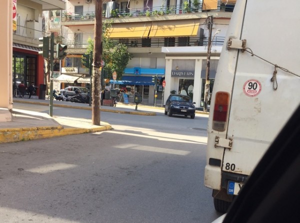 Κι όμως αυτό το αυτοκίνητο είναι σταθμευμένο στα φανάρια της Χαϊνά
