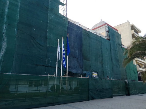 Έγινε  ...αθέατο το Δημαρχείο Χαλκίδας για να ανακαινιστεί
