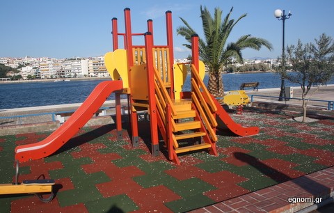 Με αφρολέξ η παιδική χαρά στο Κρηπίδωμα