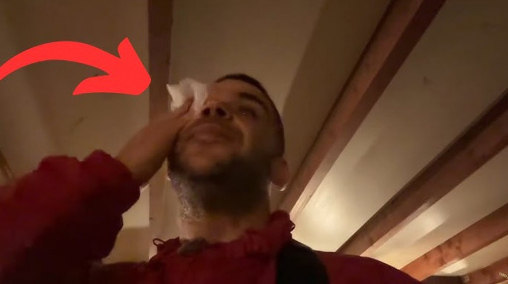 Πιτσιρικάδες άφησαν τα αυγά και πέταξαν ντομάτες στον youtuber Teosty (Video)