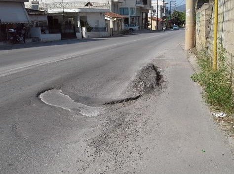 ΧΑΛΚΙΔΑ-ΟΔΟΣ ΣΤΥΡΩΝ: Παγίδα στην άσφαλτο για τους οδηγούς
