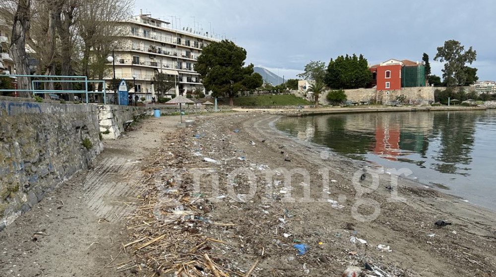 ΠΛΑΖ ΣΟΥΒΑΛΑ: Σκουπιδότοπος επί τρεις εβδομάδες!