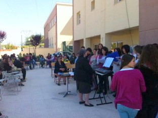 Με τραγούδια και χαμόγελα αντιμετωπίζουν την φτώχεια