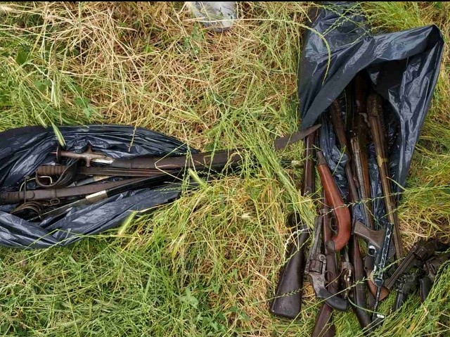 Αστυνομική έρευνα αποκάλυψε νομίσματα και όπλα ιστορικής και αρχαιολογικής αξίας