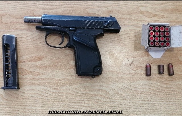 Έκρυβε στο σπίτι του όπλο και αρχαία αντικείμενα