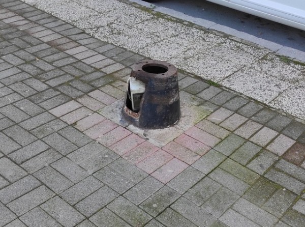 ΧΑΛΚΙΔΑ-ΣΟΥΒΑΛΑ: Σπασμένη κολώνα φωτισμού έχει γίνει παγίδα για παιδιά και περαστικούς