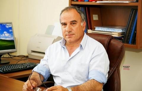 Ευλογεί τα ... γένια του Δημήτρη Θωμά ο Τάσος Βλάχος