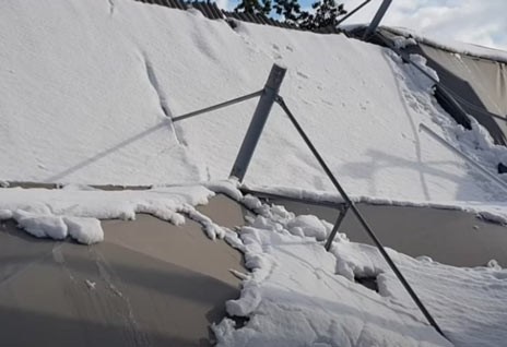 ΜΗΔΕΙΑ: Κατέρρευσε βενζινάδικο υπό το βάρος του χιονιού