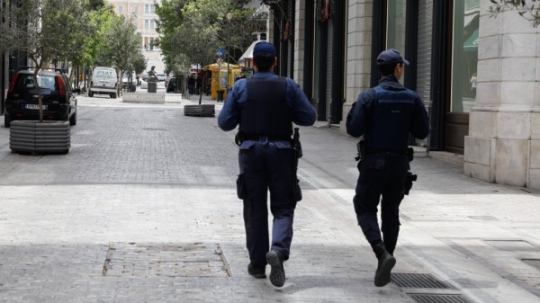 Κλειδώθηκαν σε καφέ για να γλιτώσουν τον έλεγχο και οι αστυνομικοί φώναξαν κλειδαρά