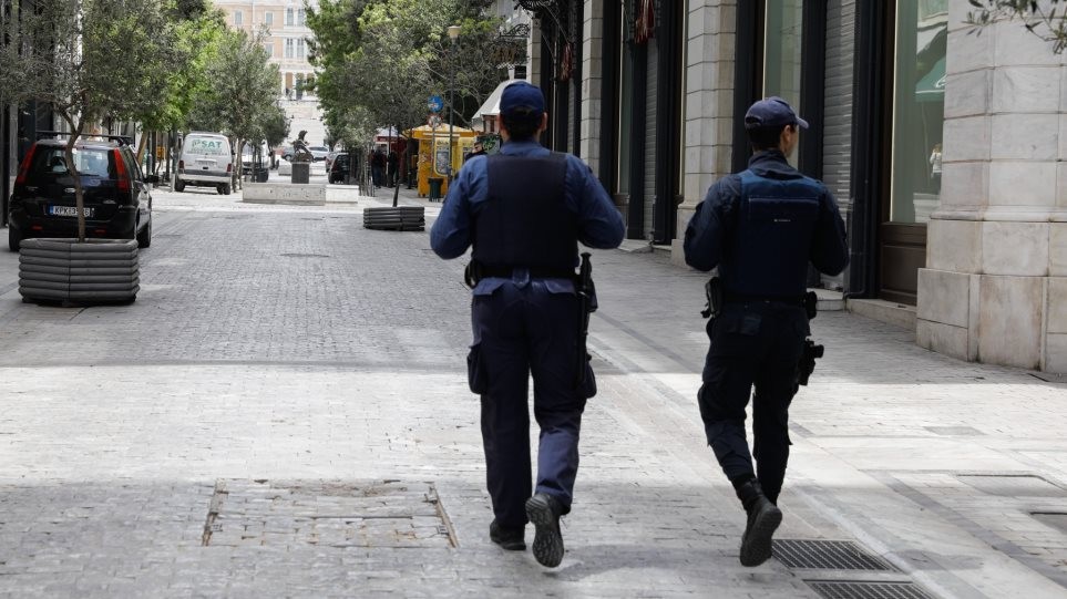 Κλειδώθηκαν σε καφέ για να γλιτώσουν τον έλεγχο και οι αστυνομικοί φώναξαν κλειδαρά