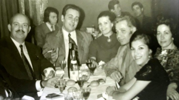 ΡΕΤΡΟ: Γνωστή παρέα Αρτακιανών διασκεδάζει στις αρχές της δεκαετίας του 1970