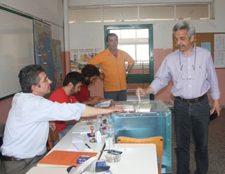Στο 5ο δημοτικό ψήφισε ο Δημήτρης Aναγνωστάκης