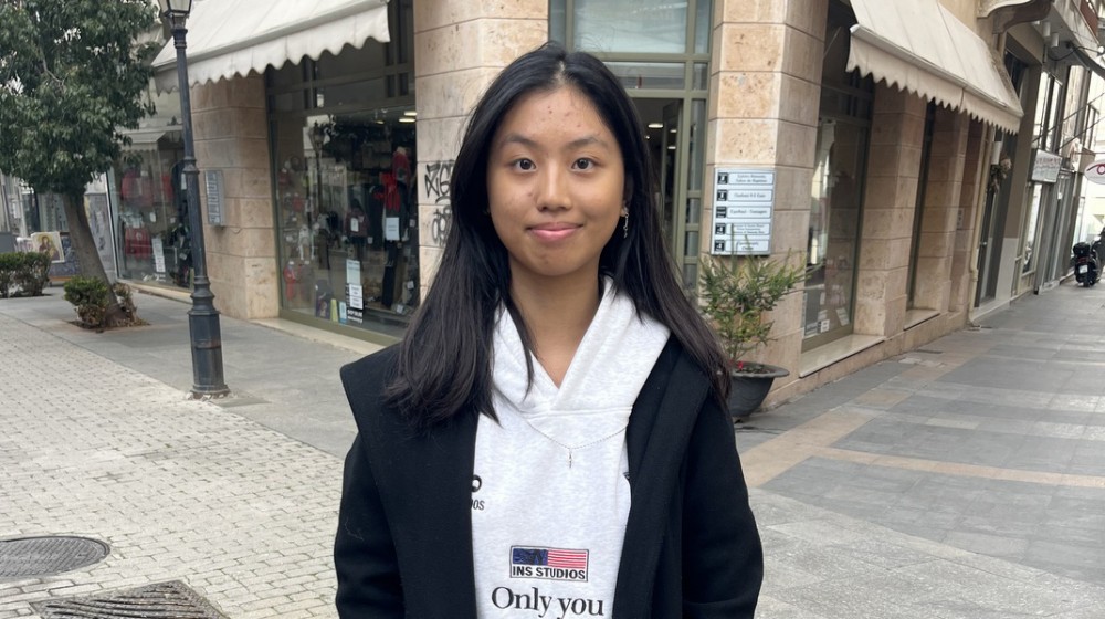 Μία όμορφη Κινεζούλα στη Χαλκίδα μας λέει γιατί της αρέσει η πόλη